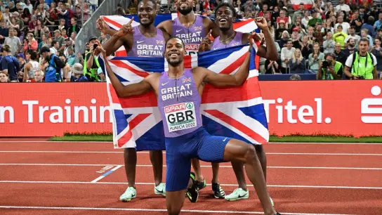 Das britische Team bejubelt den Sieg. (Foto: Sven Hoppe/dpa)