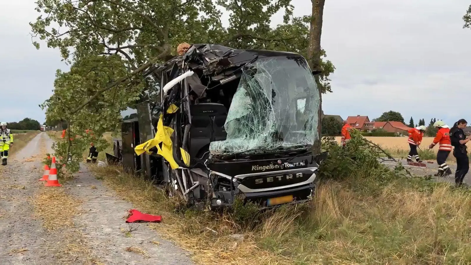 Nach ersten Erkenntnissen hatte der Busfahrer gesundheitliche Probleme.  (Foto: Benjamim Müller/TNN/dpa)