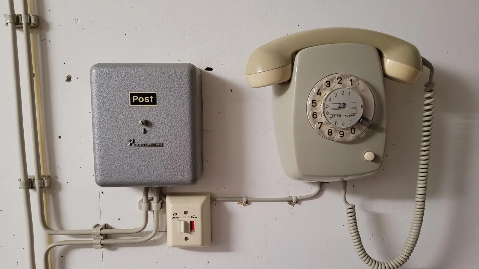 Ein Telefon gab es für den Kontakt nach außen. (Foto: Nina Daebel)