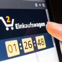 Wer im Internet Verträge abschließt, soll diese künftig einfacher wieder stornieren können.  (Foto: Mohssen Assanimoghaddam/dpa)