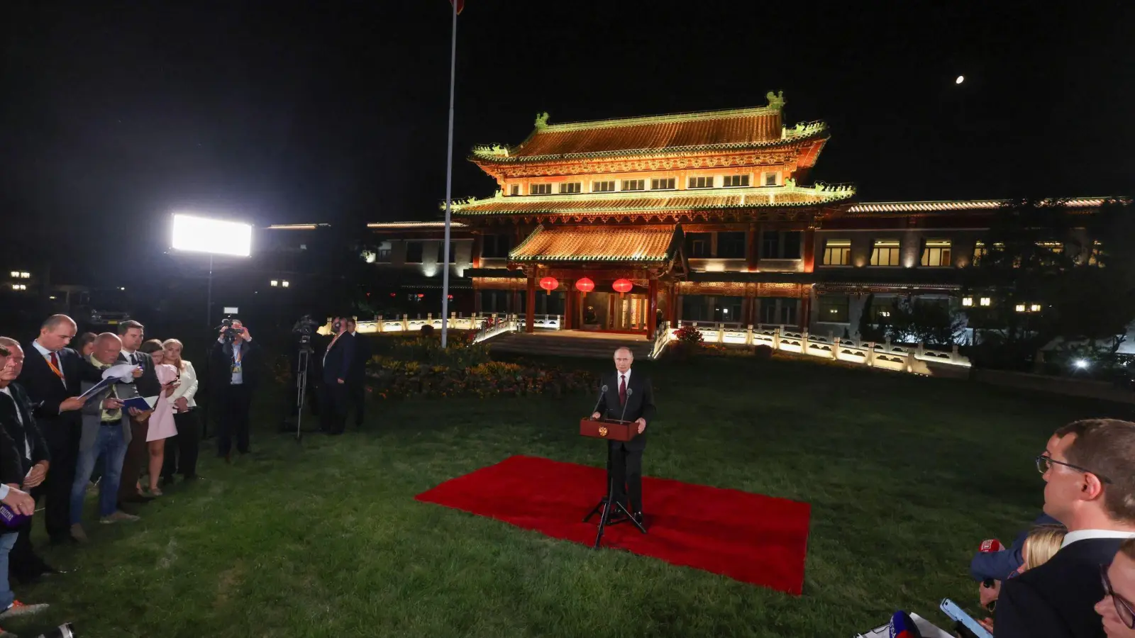 Russland könne seine Ziele in der Ukraine auch militärisch erreichen, sagte Putin bei einer Pressekonferenz in Peking.  (Foto: Maxim Shemetov/Pool Reuters/AP/dpa)