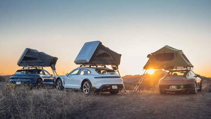 Ein schnelles Trio kommt vor untergehender Sonne zur Ruhe: Porsche-Nachtlager mit Dachzelten in den USA. (Foto: Brock Keen/Porsche AG/dpa-tmn)