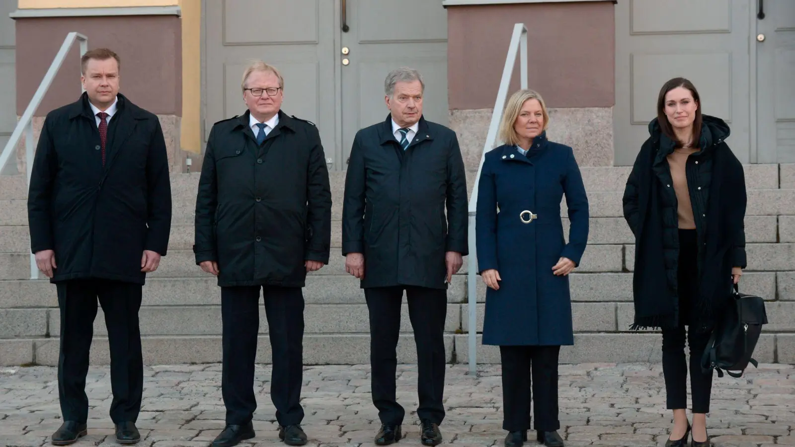 Sauli Niinistö (M), Präsident von Finnland, Sanna Marin (r), Ministerpräsidentin von Finnland, und Antti Kaikkonen (l), Verteidigungsminister von Finnland, stehen vor einem gemeinsamen Treffen mit Magdalena Andersson (2.v.r), Ministerpräsidentin von Schweden, und Peter Hultqvist (2.v.l), Verteidigungsminister von Schweden, zusammen. (Foto: Mikko Stig/Lehtikuva/AP/dpa)
