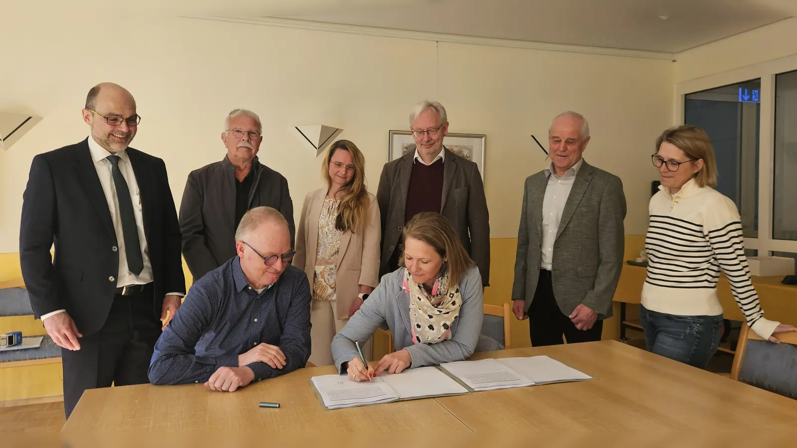 Das Projekt ist besiegelt: Ihre Unterschriften unter dem Pachtvertrag leisteten Wohnpark-Geschäftsführer Thomas Siegele und Catrin Beil, Geschäftsführerin des gleichnamigen Bauunternehmens (vorne), im Beisein von Markus Liebich, Hans-Peter Gehrke, Natascha Deißler, Rainer Horn, Hans Rummel und Karin Eichner (hinten, von links).  (Foto: Wolfgang Grebenhof)