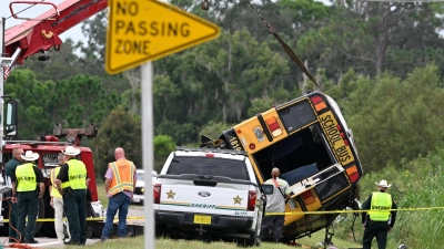 Bei einem schweren Unfall mit einem Schulbus sind zwei Menschen ums Leben gekommen (Foto: Phelan M. Ebenhack/AP/dpa)