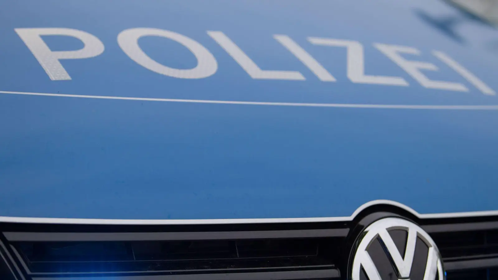 In Dachau ist eine Frau mit ihrem Kleinwagen in eine Bankfiliale gekracht. (Symbolbild) (Foto: Lino Mirgeler/dpa)