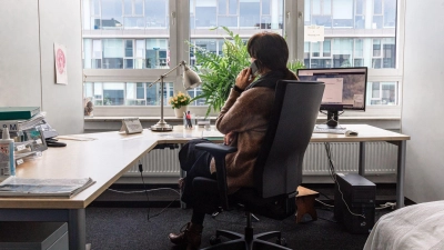 Eine Mitarbeiterin des Diakonischen Werks Hamburg führt ein Telefonseelsorge-Gespräch. Die Zahl der Anrufe ist in den letzten Jahren deutlich gestiegen. (Foto: Markus Scholz/dpa)