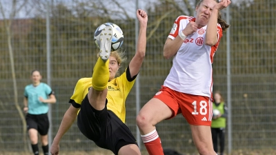 Immer den Ball im Blick: Lisa Wich (in Geld, hier gegen Bayern München II) traf im Hinspiel gegen Andernach. (Foto: Martin Rügner)