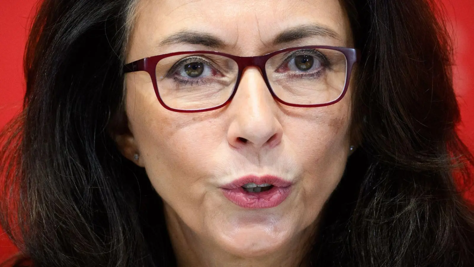 DGB-Chefin Yasmin Fahimi wendet sich strikt gegen Leistungskürzungen der Sozialsysteme. (Foto: Bernd von Jutrczenka/dpa)