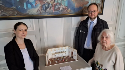 Gerlinde Albrecht (rechts) stellt ihr Modell des Festsaales zur Verfügung und übergab dieses an die Museumsreferentin der Schlösserverwaltung, Dr. Cordula Mauß, und Michael Rotschedl, Vorstand der Ansbacher Schloss- und Gartenverwaltung. (Foto: Bayerische Schlösserverwaltung)