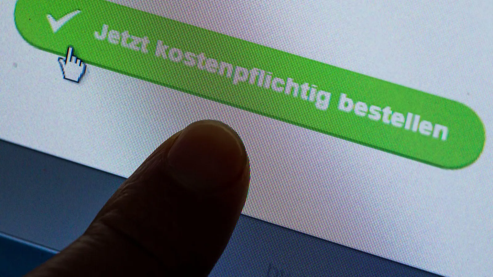 Manche Angebote sind das Werk von Betrügern. (Illustration) (Foto: Jens Büttner/dpa)