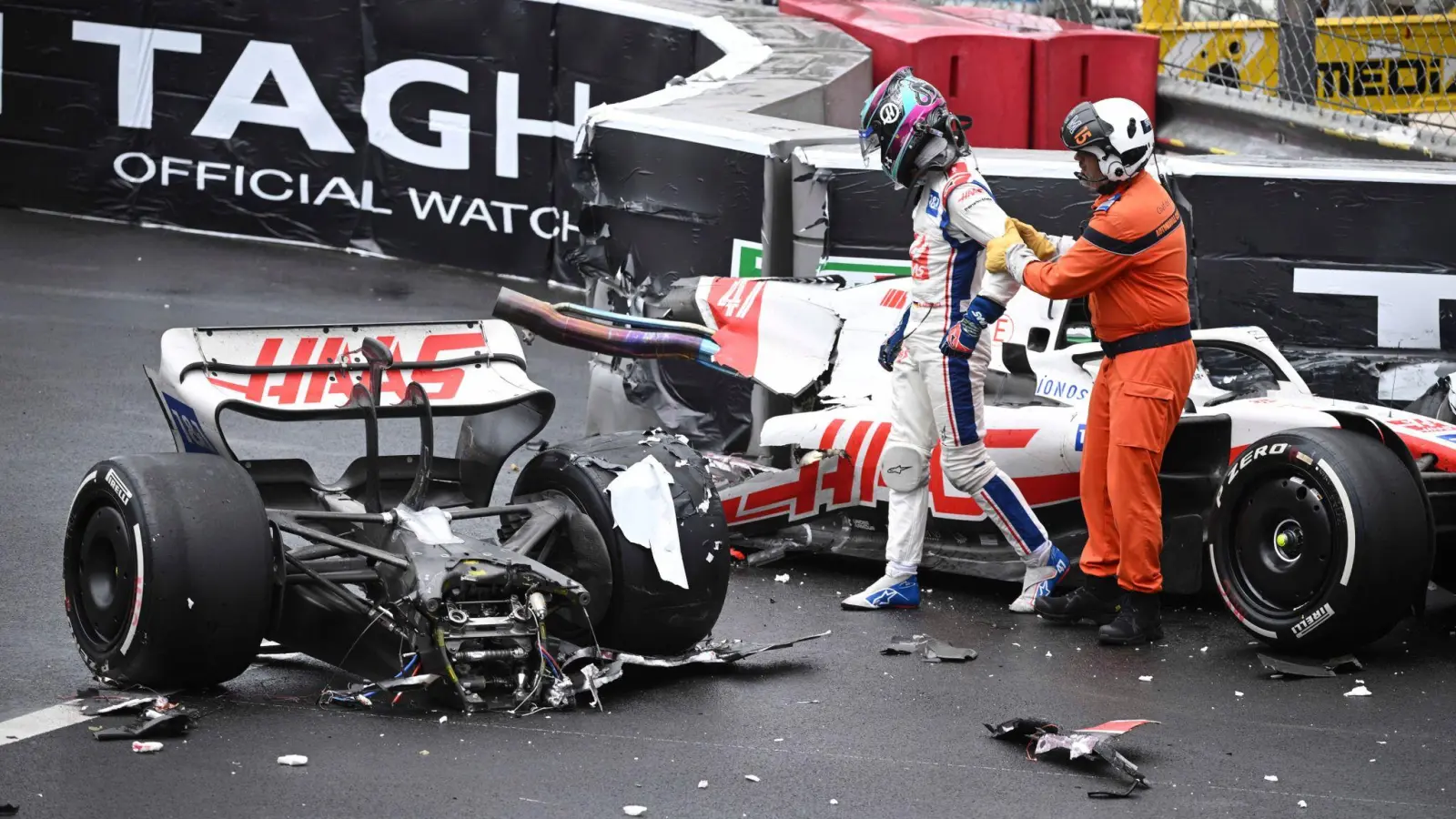 Glück im Unglück: Mick Schumacher neben seinem zweigeteilten Haas. (Foto: Christian Bruna/EPA Pool/AP/dpa)