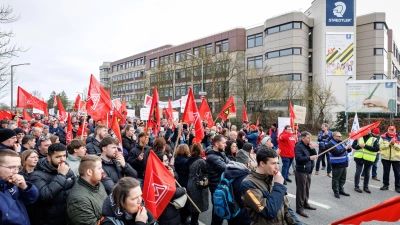 Gegen die geplanten Werksschließungen demonstrierten vor dem Nürnberger Standort Beschäftigte und Gewerkschaft.  (Foto: Daniel Karmann/dpa)