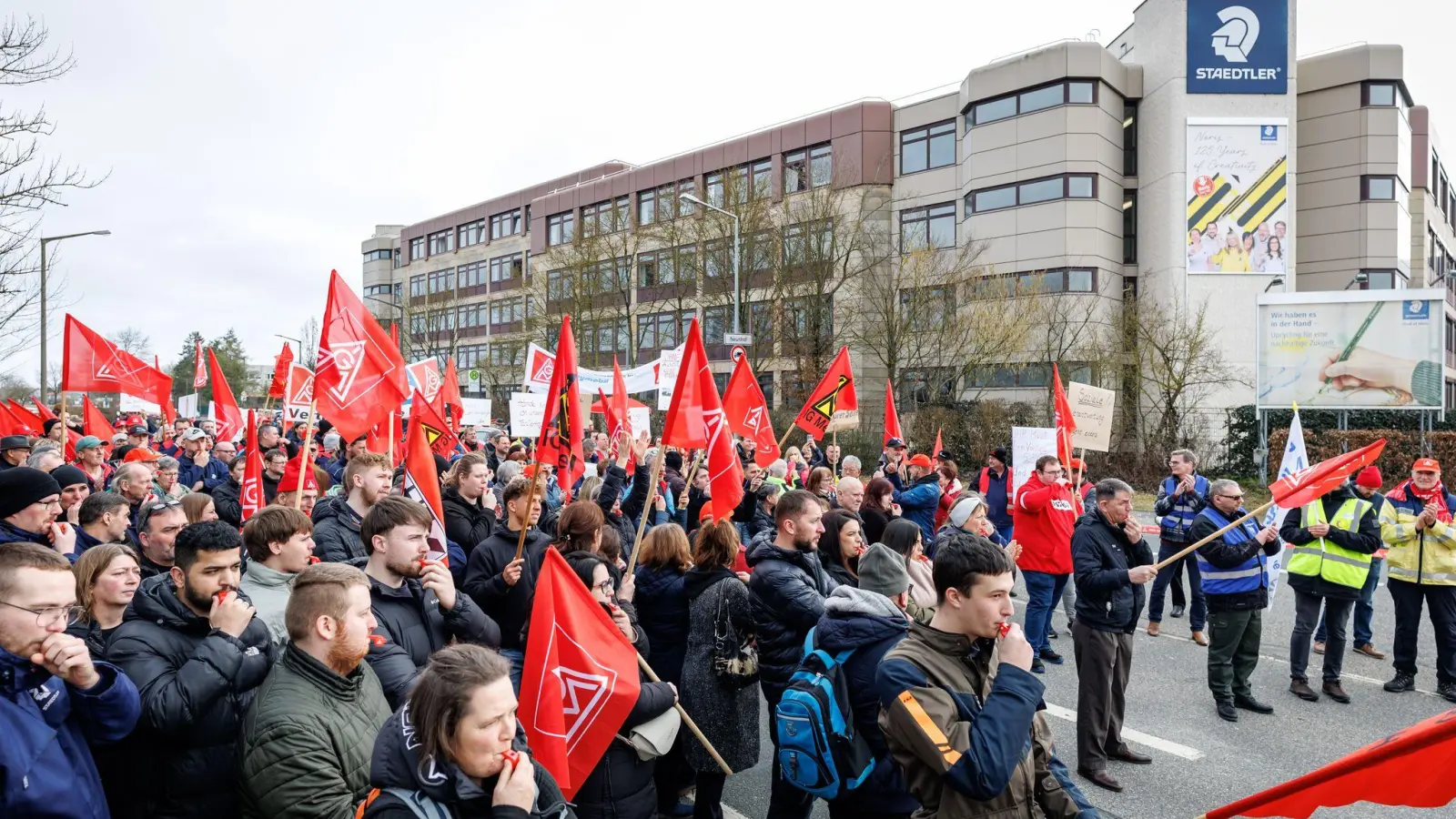 Gegen die geplanten Werksschließungen demonstrierten vor dem Nürnberger Standort Beschäftigte und Gewerkschaft.  (Foto: Daniel Karmann/dpa)
