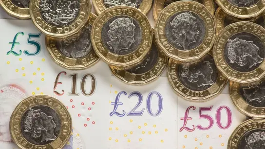 Britische Münzen und Banknoten tragen aktuell das Konterfei der Queen. (Foto: Dominic Lipinski/PA Wire/dpa)