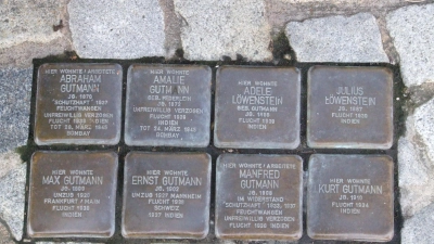 Bislang erinnern in Feuchtwangens Altstadt öffentlich sichtbar acht Stolpersteine an die Familie Gutmann (Foto) sowie fünf an die Familie Neumann. Jetzt kommen fünf für die Familie Holzinger dazu. (Foto: Jasmin Kiendl)