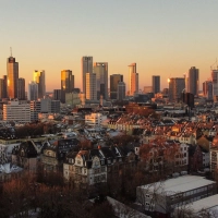 Das Risiko für eine Immobilienblase in Frankfurt ist Schweizer Bank UBS zufolge moderat (Archivbild). (Foto: Boris Roessler/dpa)