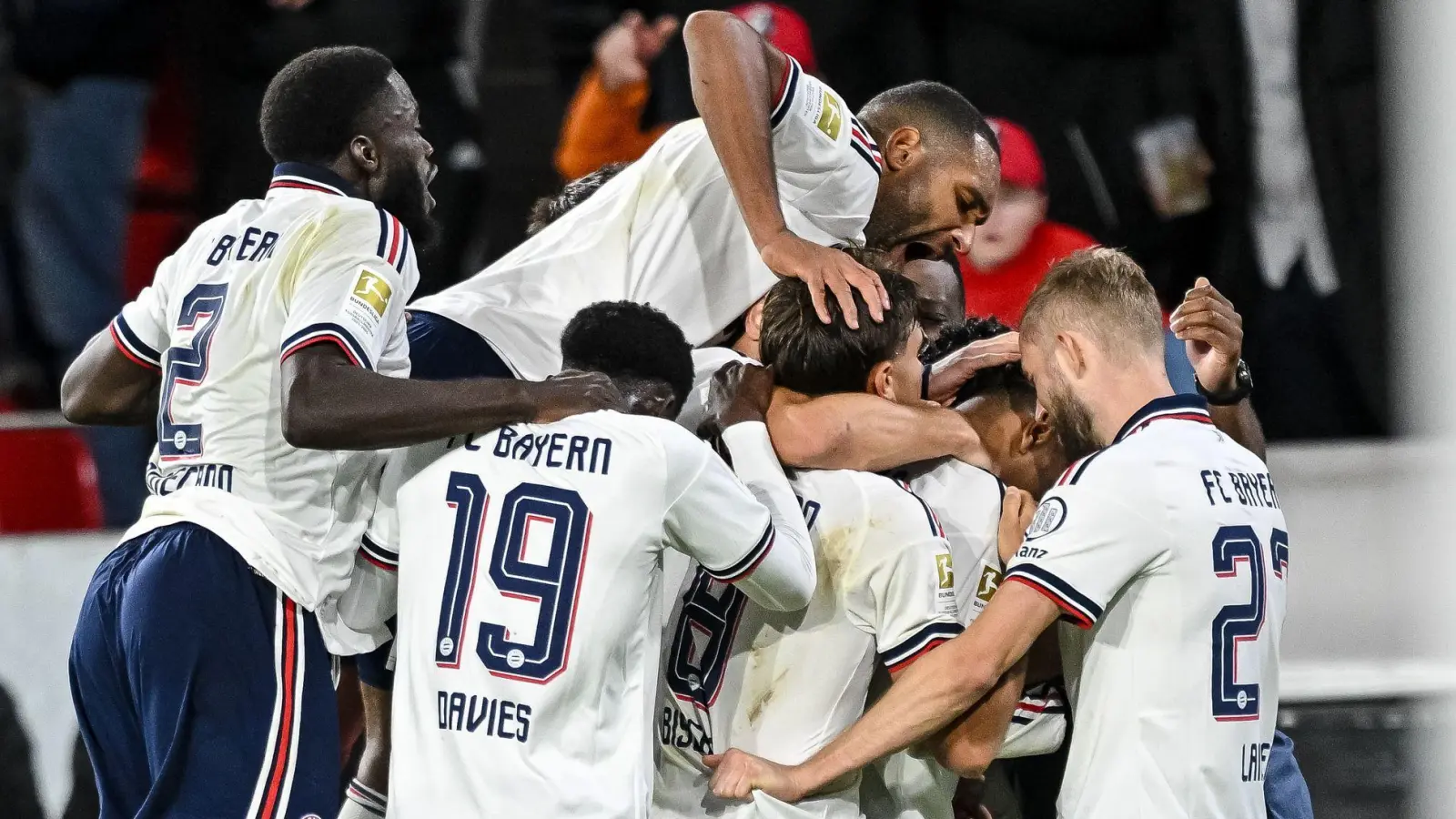 Rücken noch enger zusammen: Die Bayern-Spieler nach dem 3:1 in Freiburg. (Foto: Harry Langer/dpa)