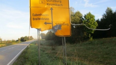 Ein beschädigtes Verkehrsschild an der Bundesstraße B16 im Landkreis Unterallgäu. (Foto: -/Polizeipräsidium Schwaben Süd/West/dpa)