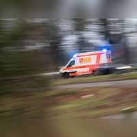 Die Frau begab sich in den nächsten Ort, um die Rettungskräfte zum verletzten Landwirt zu lotsen. (Symbolbild)  (Foto: Julian Stratenschulte/dpa)