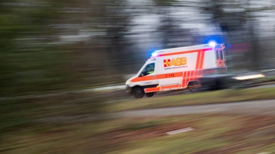 Die Frau begab sich in den nächsten Ort, um die Rettungskräfte zum verletzten Landwirt zu lotsen. (Symbolbild)  (Foto: Julian Stratenschulte/dpa)