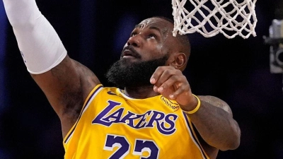 Basketball-Superstar LeBron James und die Los Angeles Lakers sollen einen neuen Eigentümer bekommen. (Foto: Mark J. Terrill/AP/dpa)