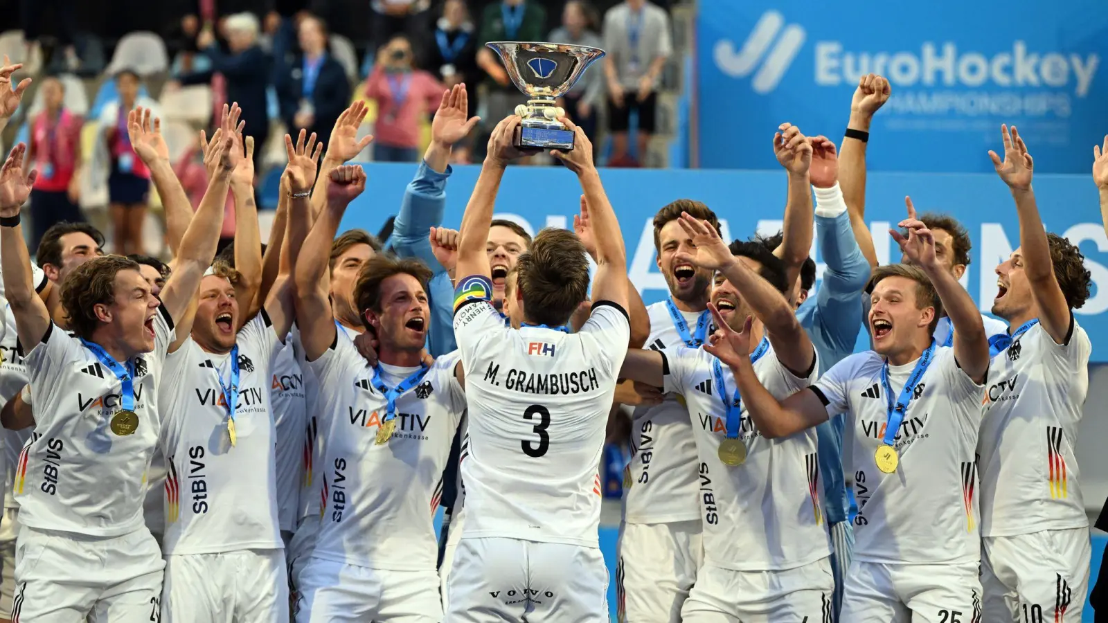 Mats Grambusch mit seinem letzten Pokal. (Foto: Federico Gambarini/dpa)