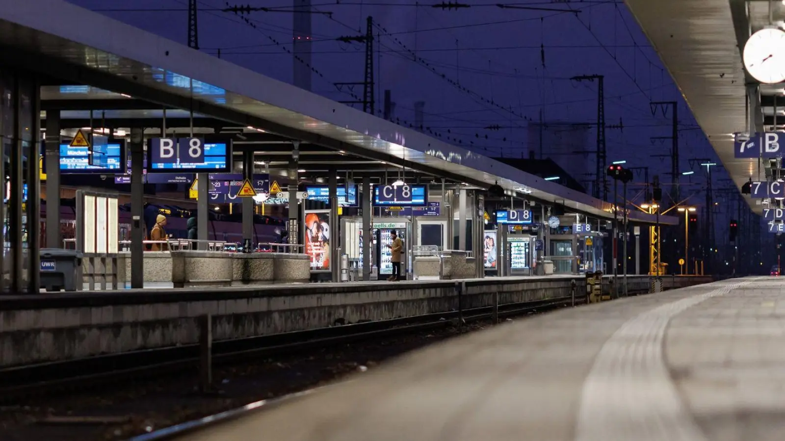 Bahnsteige am Hauptbahnhof in Nürnberg. (Foto: Daniel Karmann/dpa)