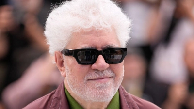 Pedro Almodóvar präsentierte „Bitteres Fest“ im Wettbewerb der Filmfestspiele in Cannes, nachdem der Film schon in Spanien gestartet war. (Archivbild) (Foto: John Locher/Invision/AP/dpa)