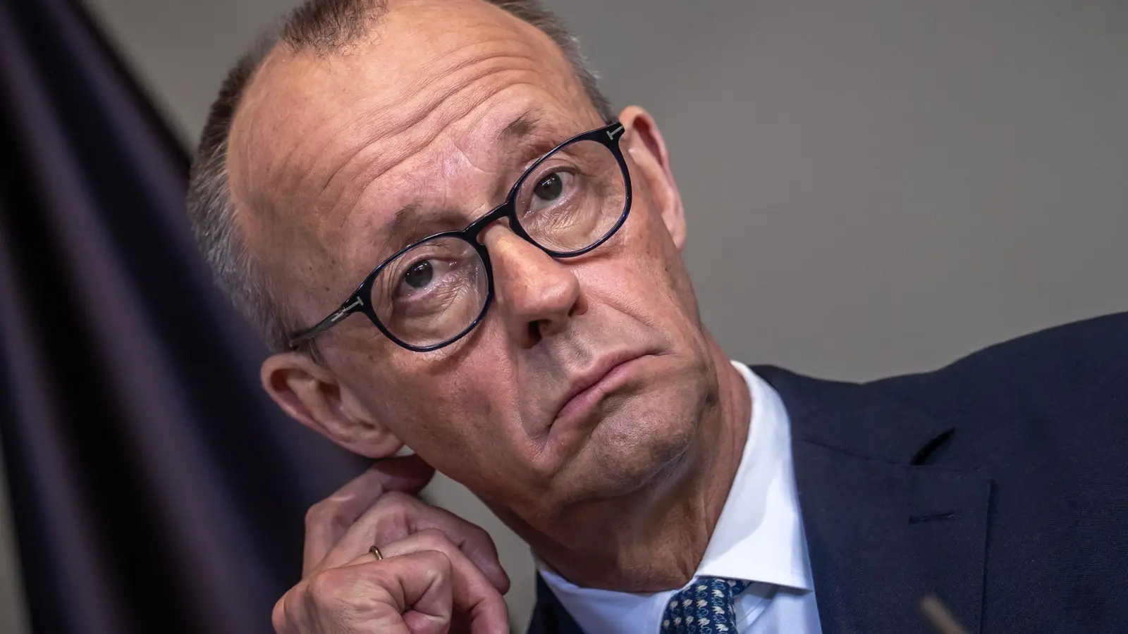 Klare Worte, keinen diplomatischen Floskeln: Kanzler Friedrich Merz (CDU) äußert sich bei einem Treffen mit seinem niederländischen Amtskollegen zu den Forderungen von US-Präsident Donald Trump nach Nato-Unterstützung zur Sicherung der Schifffahrt durch die Straße von Hormus. (Foto: Michael Kappeler/dpa)