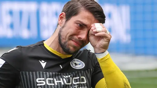 Bielefelds Torwart Stefan Ortega weint bei seiner Verabschiedung. (Foto: Friso Gentsch/dpa)