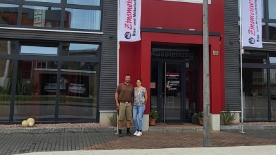 Anja und Stefan Zinsmeister vor der Ausstellungshalle ihres Schreinerbetriebs.  (Foto: Albert Schülein)