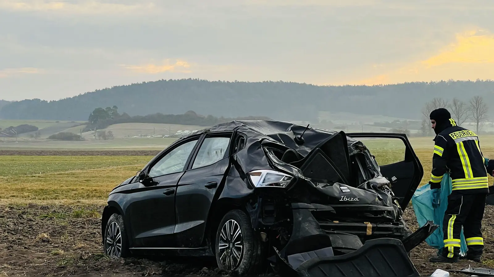 Ein 35-Jähriger ist in der Nacht zum Sonntag bei Oberdachstetten im Landkreis Ansbach ums Leben gekommen.  (Foto: NEWS5/Pascal Höfig)