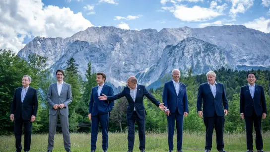 Die Staats- und Regierungschefs beim traditionellen G7-Familienfoto - das letzte auf Schloss Elmau? (Foto: Michael Kappeler/dpa)