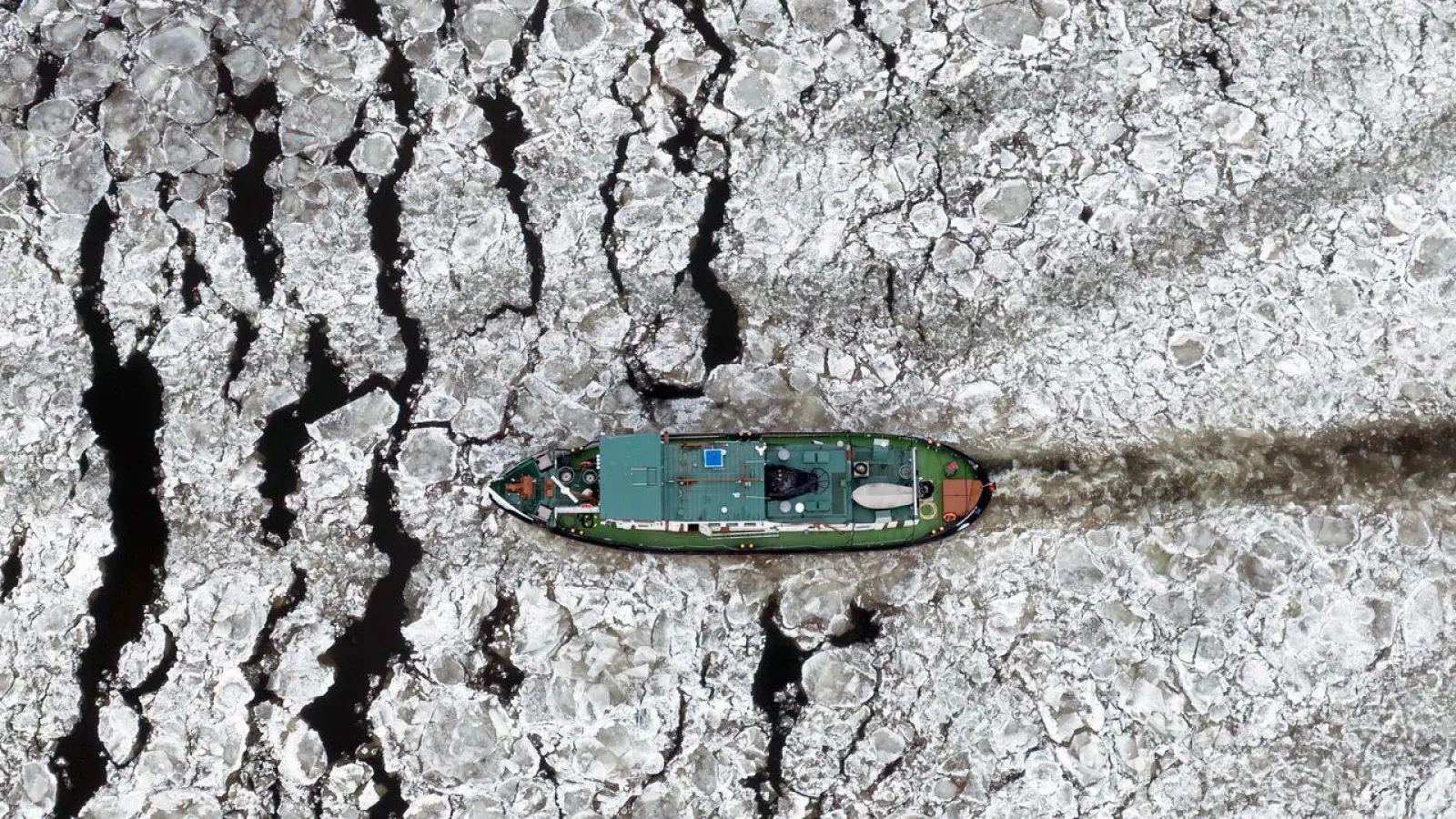 Ein Eisbrecher bahnt sich seinen Weg über die Elbe bei Hohnstorf. (Foto: Philipp Schulze/dpa)