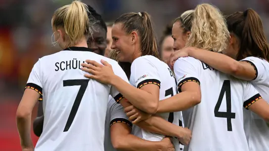 Klara Bühl (M) erzielte drei Treffer gegen die Schweiz. (Foto: Hendrik Schmidt/dpa)