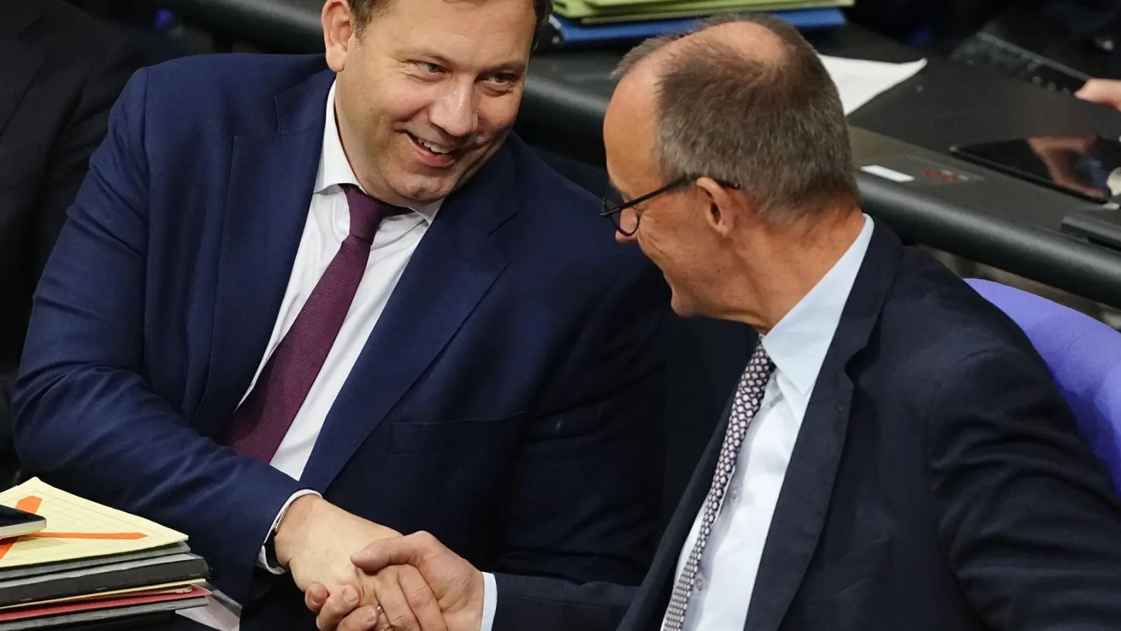 Es ist noch einmal gut gegangen: Klingbeil und Merz atmen auf. (Foto: Kay Nietfeld/dpa)