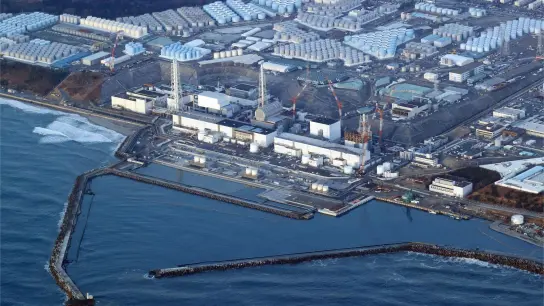 Kernkraftwerk Fukushima Daiichi in der Präfektur Fukushima. Zu sehen sind auch die Behälter zum Lagern des kontaminierten Kühlwassers. (Foto: Uncredited/kyodo/dpa)