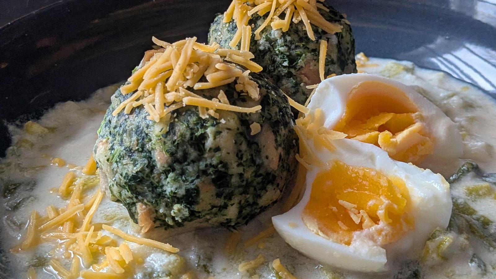 Alpine bliss on a plate: Spinach dumplings with cheese and leek sauce