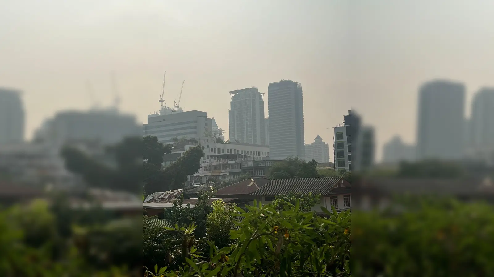 Eigentlich wäre der Himmel blau, aber in Bangkok und andere Teilen Thailands herrschen derzeit hohe Feinstaubwerte. (Foto: Carola Frentzen/dpa)