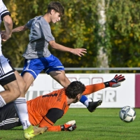In der zweiten Hälfte setzte Ornbau-Weidenbach mit Ben Keßler (graues Trikot) die Dombühler um Torwart Maurice Bitter unter Druck. (Foto: Martin Rügner)