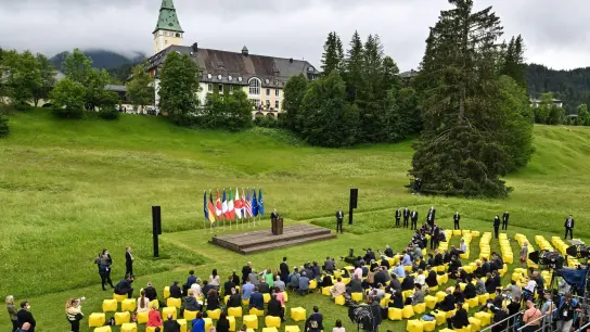 Bundeskanzler Olaf Scholz spricht auf einer Pressekonferenz zum Abschluss des G-7-Gipfels auf Schloß Elmau. (Foto: Peter Kneffel/dpa)