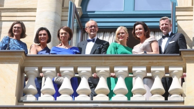 Noch ein Blick vom Balkon - bevor die „Meistersinger“ starten. (Foto: Karl-Josef Hildenbrand/dpa)
