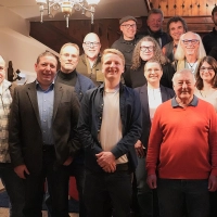 „Ich bin sehr zufrieden”, sagte UR-Vorsitzender Oliver Krauthahn (Fünfter von links) nach der Nominierung der Kandidatinnen und Kandidaten für den Stadtrat. (Foto: Simone Hedler)