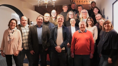 „Ich bin sehr zufrieden”, sagte UR-Vorsitzender Oliver Krauthahn (Fünfter von links) nach der Nominierung der Kandidatinnen und Kandidaten für den Stadtrat. (Foto: Simone Hedler)