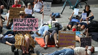 Demonstrieren im Liegen - ME/CFS-Betroffene wollen in mehreren Städten so wieder auf sich aufmerksam machen. (Archivbild) (Foto: Soeren Stache/dpa)