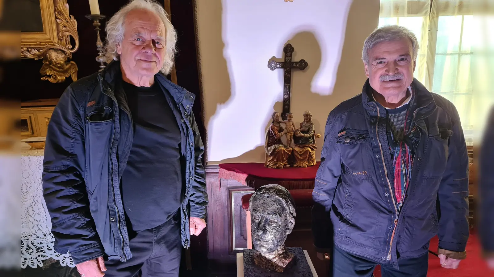 In Schillingsfürst wurde bei einem Gottesdienst in der Schlosskapelle an den bedeutenden Sohn der Stadt erinnert. Zum Programm gehörte die Enthüllung der von Künstler Reiner Grunwald (links) gestalteten Büste. Rechts: Hans Emmert vom Kulturförderverein. (Foto: Margit Schwandt)