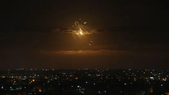 Das israelische Raketenabwehrsystem Iron Dome fängt Raketen ab, die aus dem Gazastreifen in Richtung Israel abgefeuert werden. (Foto: Ashraf Amra/APA Images via ZUMA Press Wire/dpa)