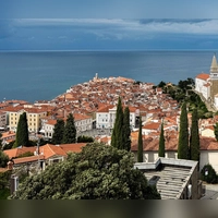 Piran liegt auf einer Halbinsel. Von der Stadtmauer aus sieht man das gut. (Foto: Wolfgang Stelljes/dpa-tmn)