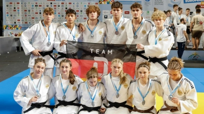 Das Team Deutschland nach der Siegerehrung mit Samuel Bischoff (obere Reihe, 3. von links).  (Foto: Kostadin Andonov)